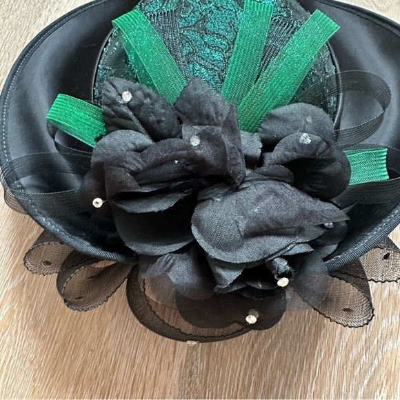 Vintage 80's Black Satin Green Lace Hatinator Fascinator Cocktail Hat Horse Race - Picture 7 of 13